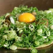 九条ネギをふんだんにつかい国産の牛すじをたっぷりいれたネギ焼き。
お味は醤油、ぽん酢、ソースからお選び頂きます。