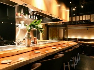 半個室の落ち着いた店内で極上の鉄板焼きを！