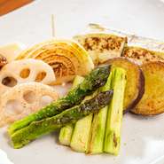 旬の野菜を絶妙な加減で焼き上げてます。食べ方はそのままでも良し、マヨネーズと金山寺味噌を添えておりますので、お好みでお使いください。
