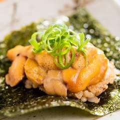 生ウニと焼きメシの海苔巻