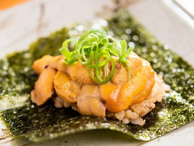 生ウニと焼きメシの海苔巻