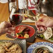 当店のコースは3種のおまかせコース。一番人気は、気軽に焼きもんが楽しめる5,500円コース。大阪名物とんぺい焼きに、もちもちふわふわの食感が大人気の豚イカ玉など、焼きもんとお好み焼きがお楽しみいただけます。