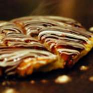 関西風のお好み焼きで欠かせない具材と言えば山芋ですが、当店はよりふっくらとした食感を楽しんでいただけるよう、大和芋を使用しております。