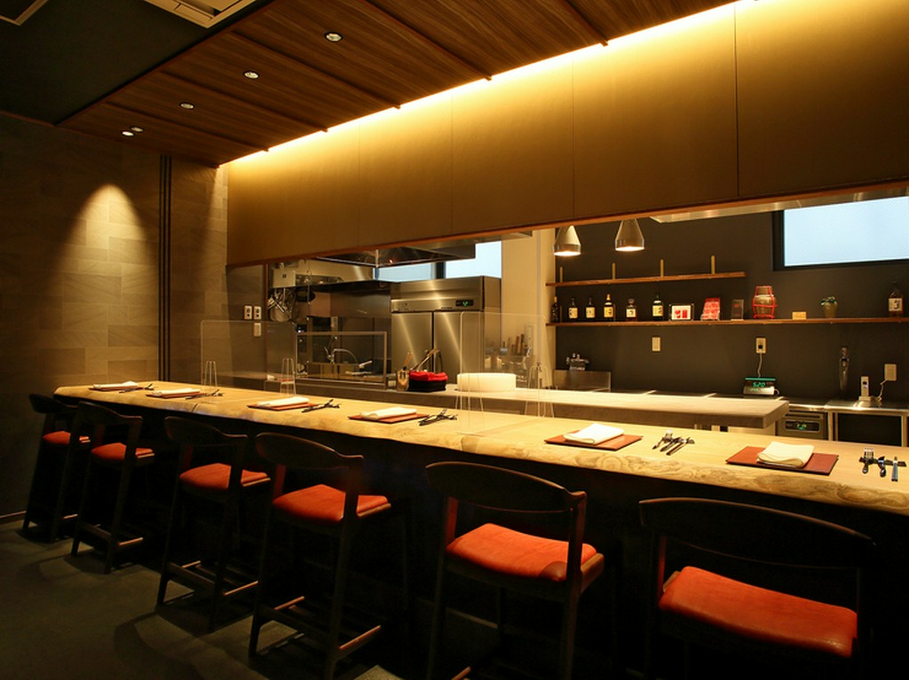 しっとりとした雰囲気の中、料理とワインを楽しむ大人のデート