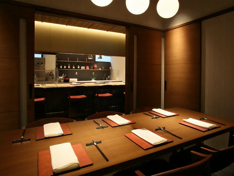 座り心地に配慮した椅子や素材のこだわったカウンター