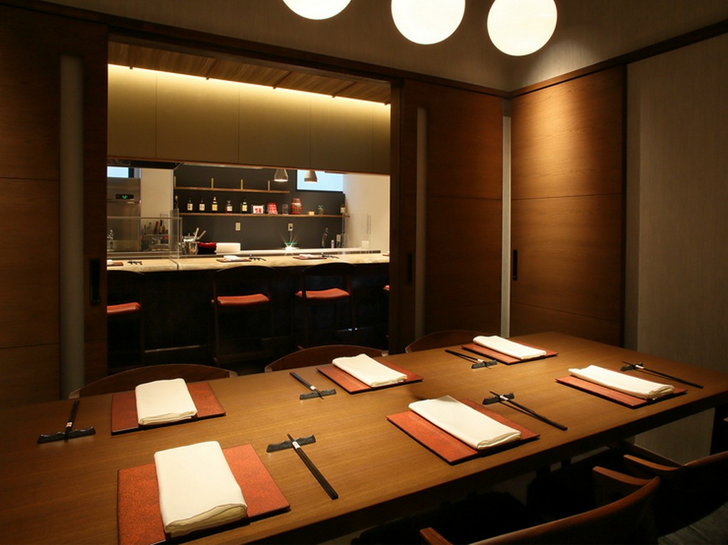 座り心地に配慮した椅子や素材のこだわったカウンター