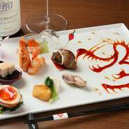 季節や仕入れ状況に合わせて、その時においしい食材でつくられる前菜8種。お酒に合うようにしっかり味がつけられています。それぞれ味付けが異なり、いろいろな味わいを楽しめるのが魅力。