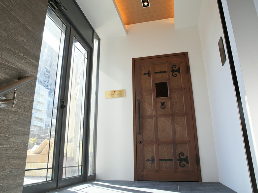 美食への期待が高まる、洗練された外観