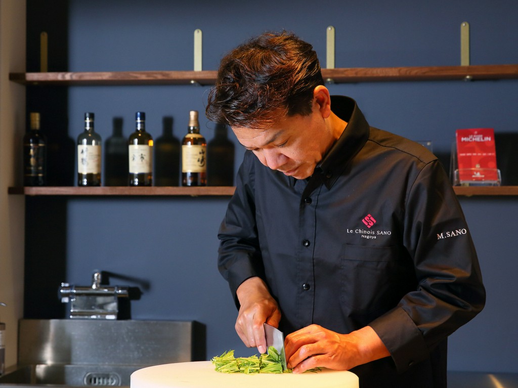 料理ごとにお箸を変えるなど、こまやかな気配りでおもてなし