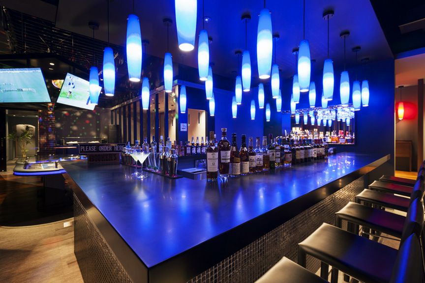 夜は時間無制限、飲み放題&出入り自由のインフィニティバー!