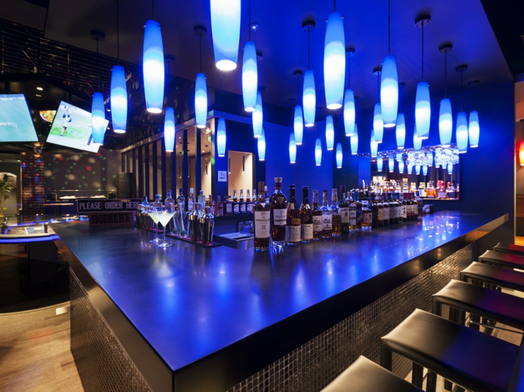 夜は時間無制限、飲み放題＆出入り自由のインフィニティバー！