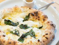 モッツアレラ、ゴルゴンゾーラ、リコッタ、パルミジャーノ、バジル、、ペッパー
イタリア語で「クアトロ」は4、「フォルマッジ」はチーズのことです。ゴルゴンゾーラなど塩味のあるチーズには蜂蜜も合います。