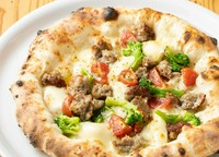 自家製サルシッチャ、モッツアレラ、パルミジャーノ、ブロッコリー、ジャガイモ、トマト、パプリカ
サルシッチャとはハーブを使用したイタリアンソーセージです。サルシッチャのハーブの香りが食欲をそそります。