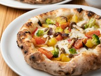 季節の野菜、モッツアレラ、パルミジャーノ、オレガノ、ペッパー
オルトラーナとは菜園風を意味します。モッツアレラチーズが味と触感が異なる季節の野菜をつなぎ、まろやかなコクを与えてくれます。