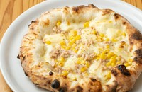 ツナ、コーン、モッツアレラ、パルミジャーノ、ペッパー
コーンの甘みとツナの塩味がバランスのとれた優しい口当たりのお子様にも人気のピッツアです。