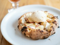 りんご、マスカルポーネ、レーズン、ナッツ、蜂蜜、シナモン、生クリーム