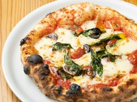 トマトソース、バジル、モッツアレラ、アンチョビ、オリーブ、ケッパー
マルゲリータをベースにアンチョビ、オリーブ、ケッパーをトッピングしたピッツアでお酒との相性もピッタリ