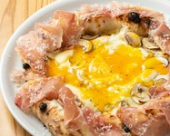 半熟卵、生ハム、マッシュルーム、トマトソース、バジル、モッツアレラ、パルミジャーノ
半熟卵が乗った「ビスマルク」はチーズと卵のとろ～り感、生ハムの塩味感がベストマッチ。【テイクアウト不可】