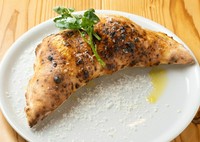 モッツアレラチーズ、リコッタチーズ、トマトソース、サルシッチャ、舞茸、ブロッコリー、パルミジャーノ、セルバチコ
通常のピッツアより低温でじっくり焼くため、オフシーズン限定の特別なピッツアです。