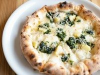 海苔（のり）、シラス、ジャガイモ、モッツアレラ、パルミジャーノ
生海苔としらすを使用した和風ピッツアです。ほくほくとしたジャガイ
モの触感と海苔としらすの香りで人気のピッツアです。