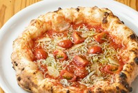 トマトソース、しらす、ニンニク、オレガノ、トマト
マリナーラをベースに、国産の新物のしらすをたっぷりのせたピッツアです。