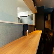 「割烹料理や日本酒に馴染みのない方にとって、はじめての割烹料理店の入口になりたい」という店主の想いが感じられる、温かな空気感の一軒。日本の四季を感じるコース料理が、二人の思い出に残る時間を彩ります。
