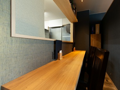 落ち着いた雰囲気のカウンター席で、プライベートな時を満喫