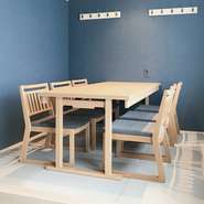 ロールスクリーンで仕切られた小上がり半個室