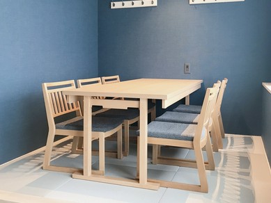 ロールスクリーンで仕切られた小上がり半個室