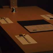 厳選食材を使い丁寧に仕上げられた料理で、大切な相手をおもてなし。お食事に合う日本酒もセレクトいたします。
ゲストとホストの距離をグッと縮める夜を過ごしましょう。

