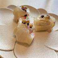 今が旬の地元産 川中島白桃 を白和えに仕立て、
北海道・羅臼昆布で〆たヒラメと合わせました。
⁡
フルーツと海鮮が織りなす、この時期だけの特別な一皿をぜひ。