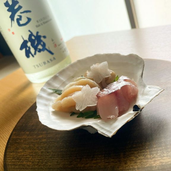 新鮮な海の幸をお造りにて堪能。