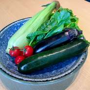 瑞々しい信州の夏野菜を取り入れた、季節ならではの趣向を凝らしたコース料理。
涼やかなひとときを、ぜひごゆるりとお楽しみください。