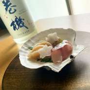 旬を迎えた｜殻付きのホタテ｜
ホタテの殻は煮沸消毒してお造りの盛り付けにし、視覚的にも楽しめる逸品に致しました！
新鮮な海の幸を存分にお楽しみ下さい。