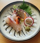 旬の山菜と貝類に自家製酢味噌を合わせた逸品です。