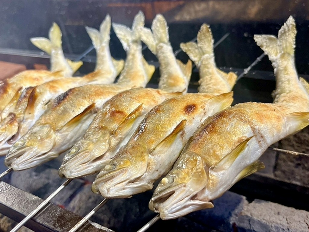 炭火の遠赤外線でじっくりと焼き上げる