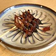 富山県産のホタルイカに醤油ダレを塗りながら炭で焼き上げた逸品