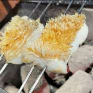 九州の【甘鯛】の鱗（うろこ）に高温の油をかけうろこを逆立て
炭火で軽く炙った逸品。