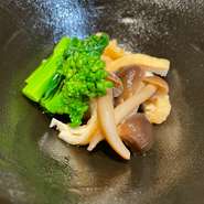 宮城県産の牡蠣と信州野菜を使ったお鍋。
鍋をお皿によそって御提供致します。