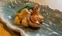 幽庵地と呼ばれる和食の漬けダレを仕込み、鰆を漬けて炭火調理した逸品です。