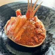1年でも食べられる時期がとても短いセコガニ。
蟹の身、ミソ、卵全て取り詰め直し特製の"黄金色のジュレ"を纏わせました。
