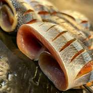 塩で少しの時間干し旨味を閉じ込めた秋刀魚(さんま)の炭火焼き