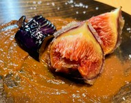 秋から冬にかけ脂の乗った鯖が旬を迎えます。
焼いて良し、酢で〆て良し、鮮度の良い鯖はそのまま刺身、鮨でも良し。