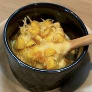 長野県産ゴールドラッシュ(とうもろこし)をふんだんに使った2層の冷製茶碗蒸し。

上には軽い衣を纏わせて揚げたトウモロコシを加えて食感にアクセントと存在感を持たせました。
