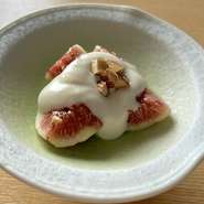 いちじく、豆腐、純粋蜂蜜、全て信州産の素材をしようしております。
酸味を含ませた白和え衣に蜂蜜の甘さで調和をとりました。