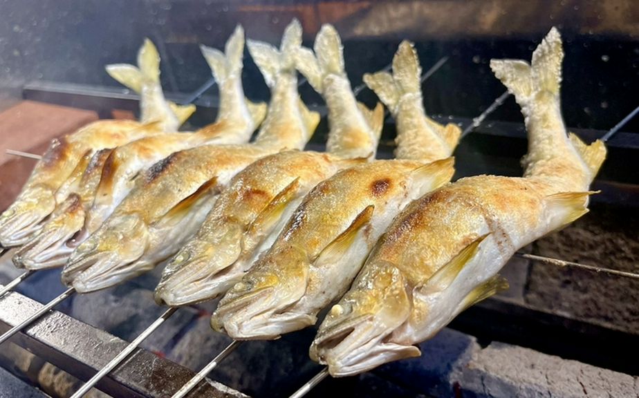 炭火の遠赤外線でじっくりと焼き上げる
