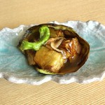 夏の逸品「鱧茄子」(はもなす)
油で揚げた茄子の皮を剥いて鰹出汁に。
夏の風物詩「鱧」と共に。