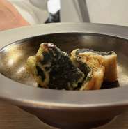 丁寧に骨切りした穴子を海苔で包み揚げ、お手製の甘だれをかけた逸品です。