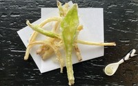 丁寧に骨切りした穴子を海苔で包み揚げ、お手製の甘だれをかけた逸品です。