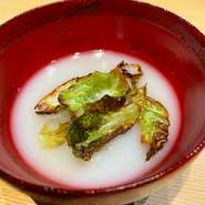 春が旬の"新玉ねぎ"を使って和の冷製椀物に。
鰹だしとギリギリまで甘味を引き出した新玉ねぎを使用しシンプルな味付けで冷やしてご提供。